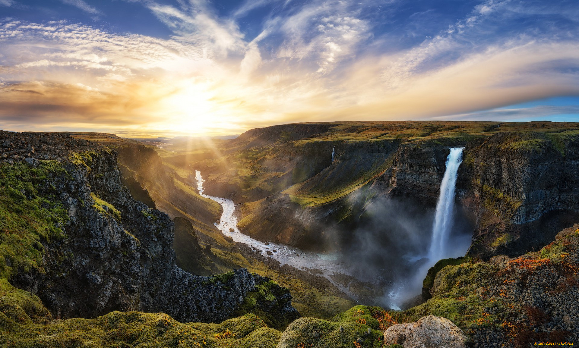 Водопад рассвет. Водопад Годафосс, Исландия. Горы в Исландии с водопадом. Исландия пейзажи. Горы водопад солнце.